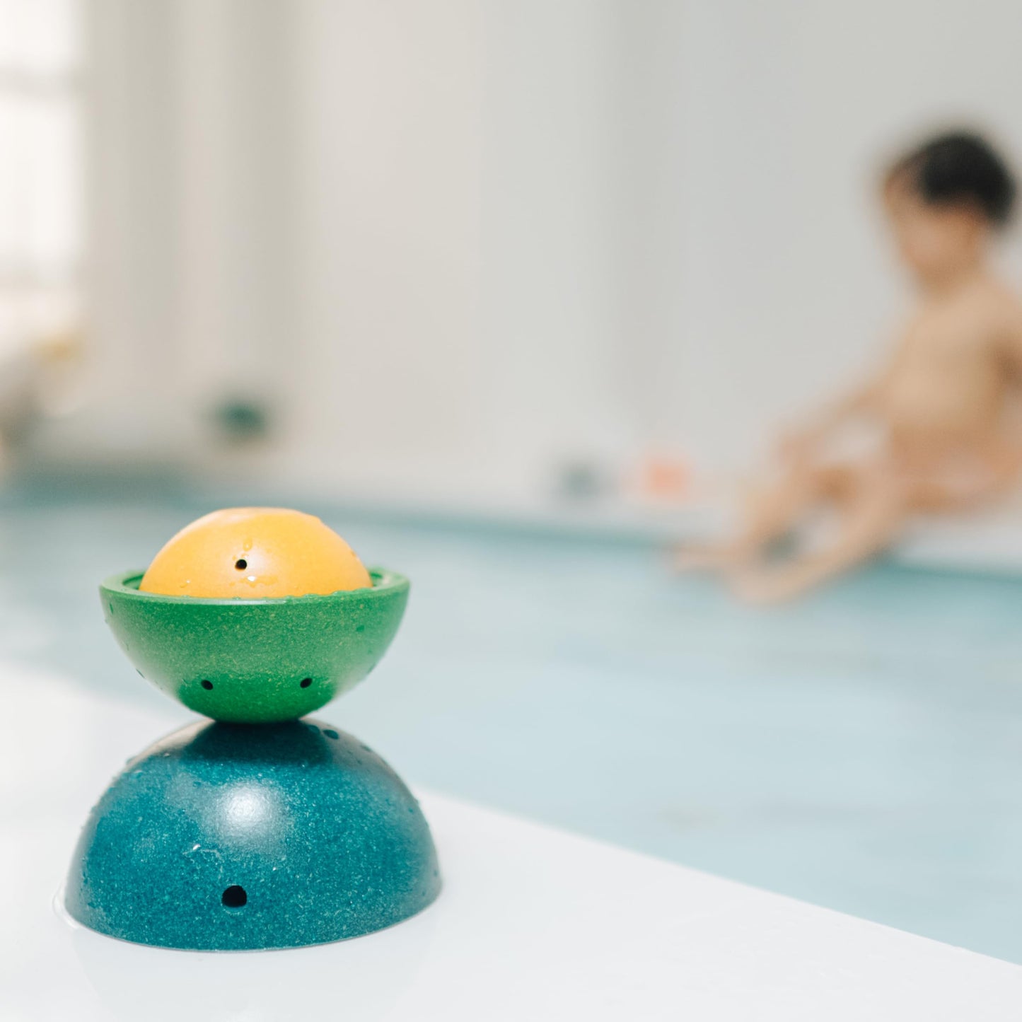 PlanToys® Fountain Bowl Set Montessori Water Play Toys for Toddlers | Sensory Bath & Beach Toy | STEM Toy for 1 Year Old | Eco-Friendly Pouring & Scooping Bowls