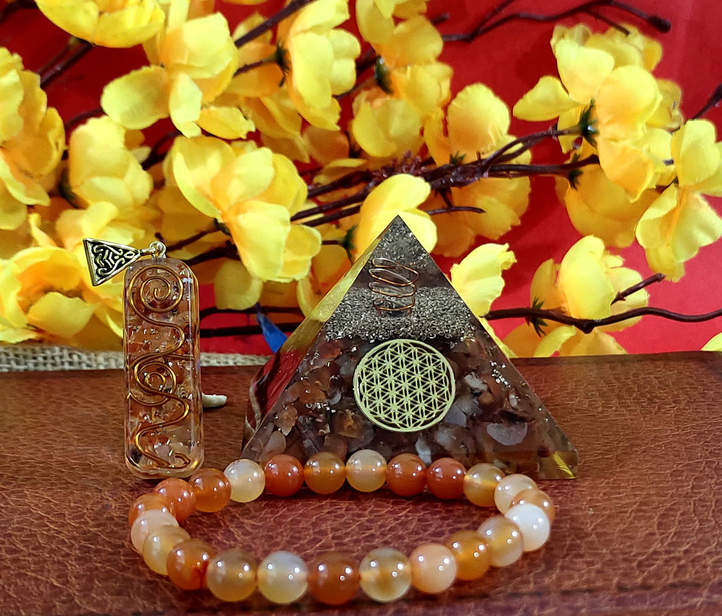 Sawcart Carnelian Crystal Orgone Pyramid with Flower of Life Symbol, Stone Bracelet & Orgone Pendant Necklace Kit for Aura Cleansing, Reiki Spiritual Healing, Energy Generator, Yoga Meditation