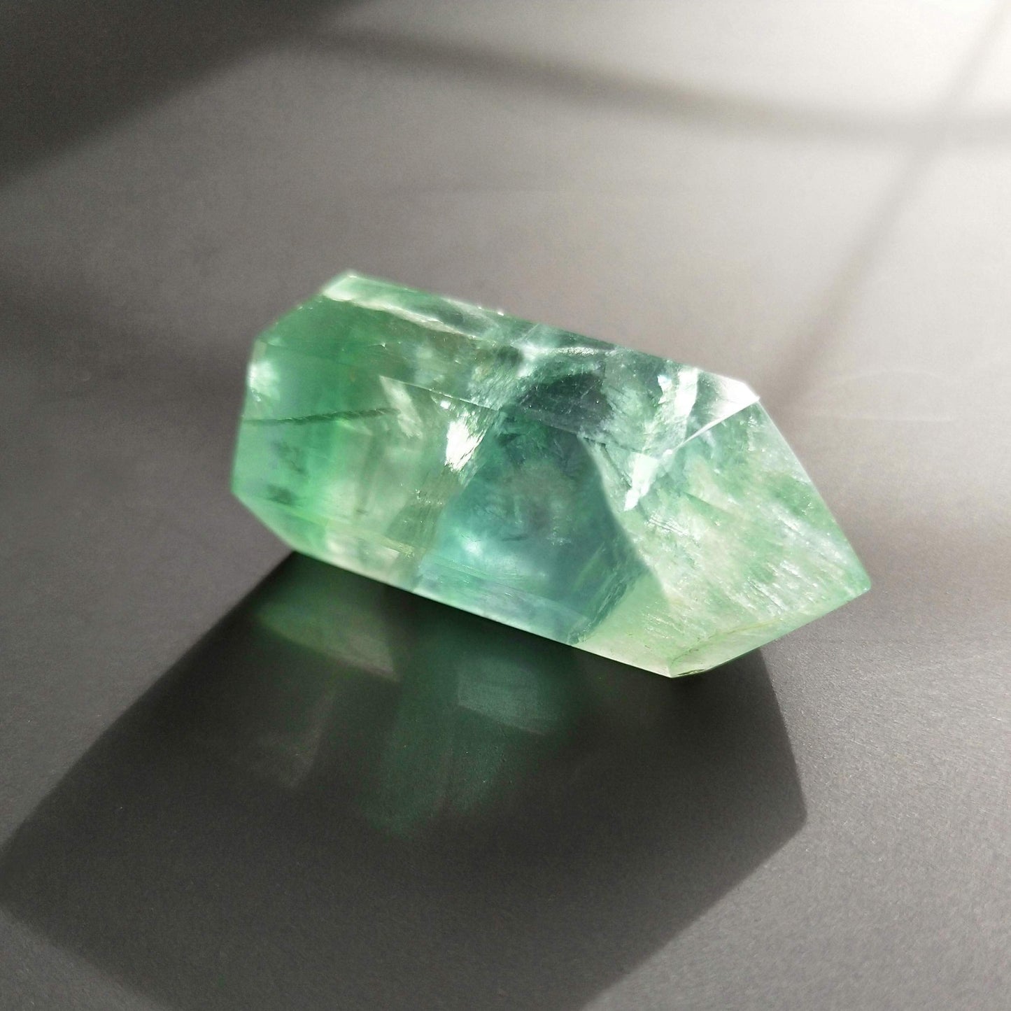 Green Fluorite Healing Crystal Wand, Pointed & Faceted for Reiki Chakra Meditation Therapy Decor, 1-pcs S size, Fluorite crystal