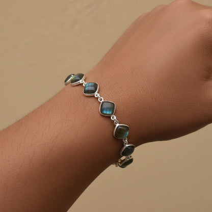DESIGN HUB Bracelet for Women Sterling Silver Labradorite, Cushion Cabochon Multi-Stone Chain, 7-8 Inch Adjustable Length, 25.85 Carat Blue Gemstones