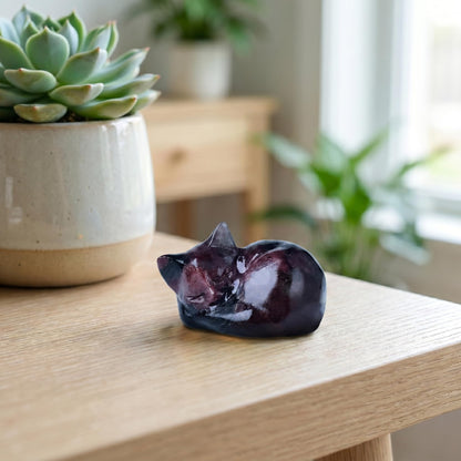 RUIJINGYUAN Natural Garnet Cat Statue - 2 Inch Hand Carved Healing Crystal Figurine, Sleeping Cat Stone Sculpture for Desk Decor, Office Home Gift for Cat Lovers