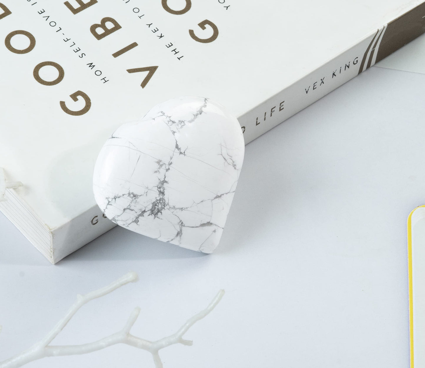 Crocon 50mm Howlite Heart stone Big Heart Shape Puff Stones Set 450+ Carats Pocket Crystal Healing Tumble Collection Palm Worry Stone Good Luck Charm Meditation Gift Craft Home Decor