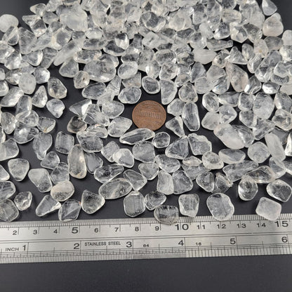 1,000 Carats Clear Quartz Handpicked Tumbled Stones Crystals Chips 0.2''-0.5'' Bulk Pocket Stones for Healing, Reiki, Meditation, Witchcraft and Home Decorations (Clear Quartz)