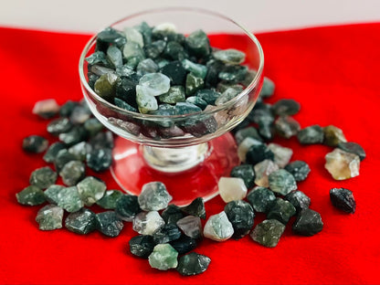 Indian Consigners Natural Crushed Polished Tumbled Gem Stone Chips, Decoration & Healing Crystals (Moss Agate)