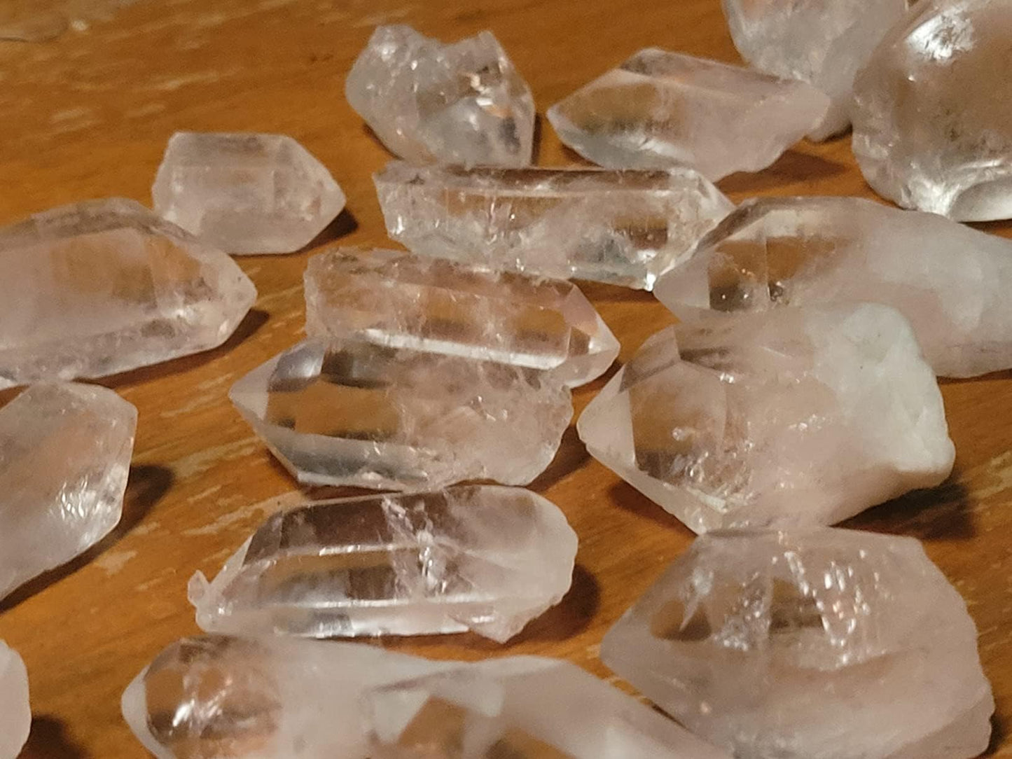 AMOYSTONE 1Lb Bulk Clear Quartz Crystal Points in Box Raw White Quartz Crystals Rough Stones Natural Clear Quartz Cluster for Home Decor