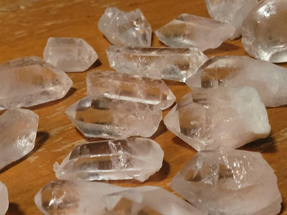 AMOYSTONE 1Lb Bulk Clear Quartz Crystal Points in Box Raw White Quartz Crystals Rough Stones Natural Clear Quartz Cluster for Home Decor