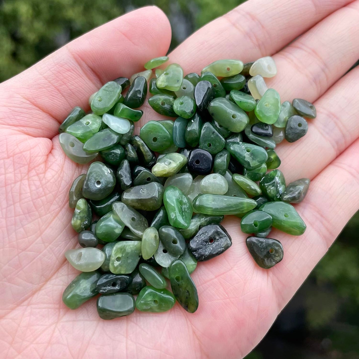 NITOPUPU 30in Jadeite Natural Chip Stone Beads 5-8mm About 230pcs, Irregular Drilled Deep Green Bead for Bracelets Jewelry Making Supplies for Adults, DIY Crafts.