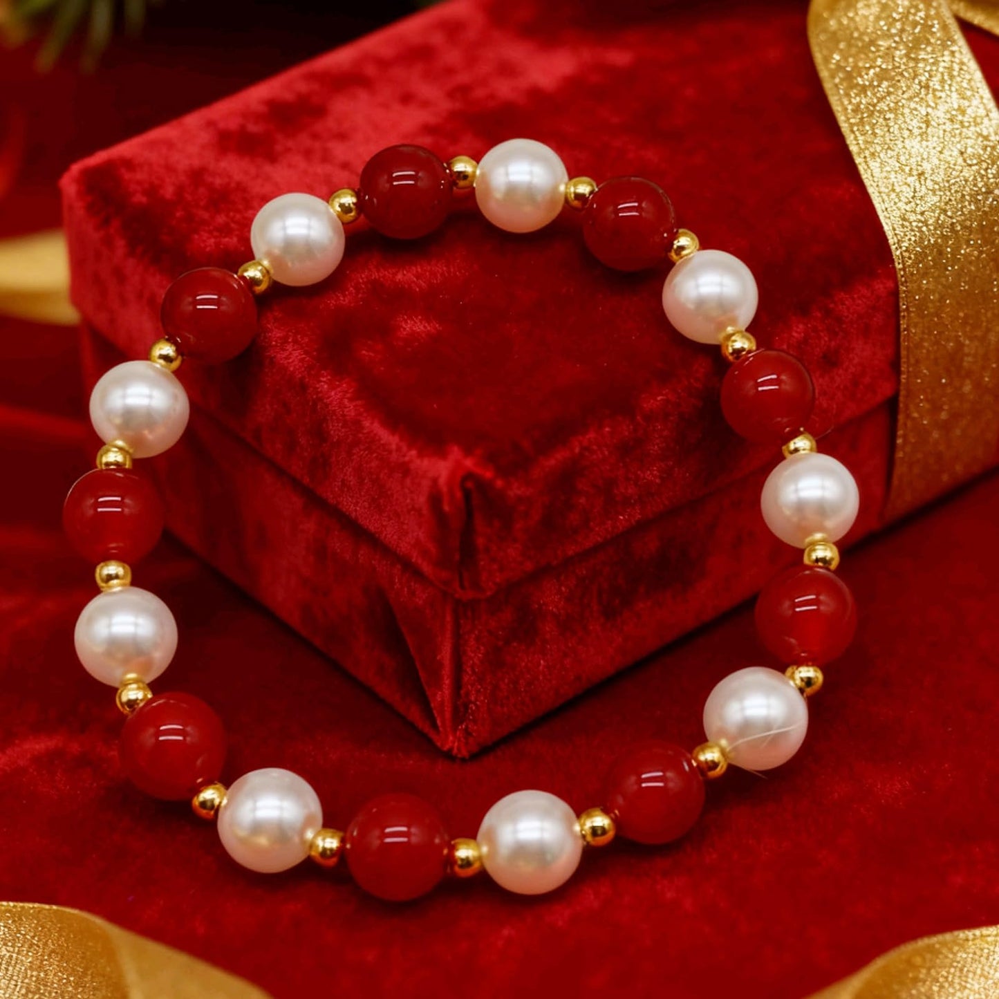 LANFUNI Christmas Bracelet, Shell Pearl Red Agate Elastic Rope Bracelet for Women Sparkly Red and White bracelet Chriatmas Jewelry
