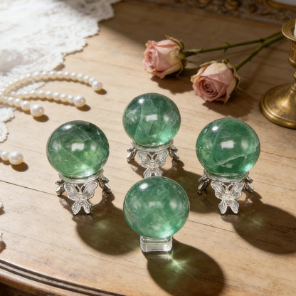 AierCrystal Natural Stone Crystal Sphere Feng Shui Home Decoration Ball Positive Energy Scrying Orb for Meditation Tool for Spiritual Space Purification Globe Diameter 6-7cm Green Fluorite Sphere