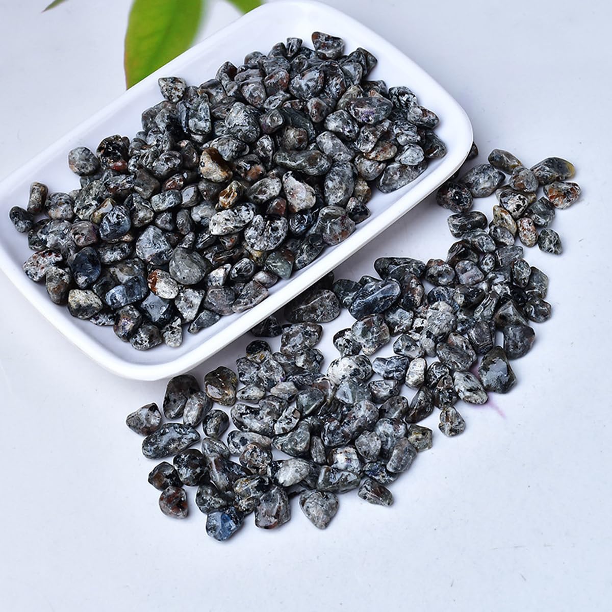 Erliway 100g Natural Flame Yooperlite Stone Crystal Chips, 7-9mm Tumbled Chips Crushed Crystal Stone, Polished Crystal Chip for Fish Tank, Healing Tumbled Chip for Reiki Jewelry Making Home Décor