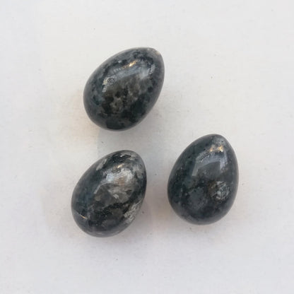 Sunshcat Natural Black Labradorite Egg Shaped Meditation Chakra and Home Decor Balance Crystals and Healing Stones Statue Set,35 * 50mm Easter and Thanksgiving Gift,with Wooden Bracket