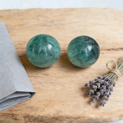 AierCrystal Natural Stone Crystal Sphere Feng Shui Home Decoration Ball Positive Energy Scrying Orb for Meditation Tool for Spiritual Space Purification Globe Diameter 6-7cm Green Fluorite Sphere