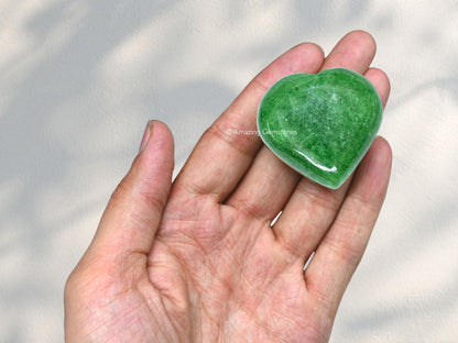 Amazing Gemstone Green Strawberry Quartz Crystal Heart Palm Stone - Pocket Massage Worry Stone for Natural Body Chakra Balancing, Reiki Healing and Crystal Grid