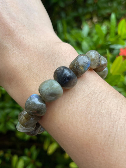 GAF TREASURES Labradorite Crystal Nugget Bracelet, Genuine Labradorite Tumbled Gemstone Bracelet, Healing Crystal Bracelet, Gift for Men & Women (1)