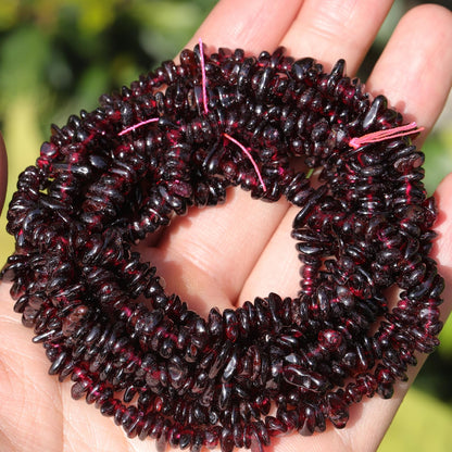 400pcs Natural Chip Stone Beads for Jewelry Making Garnet 5-8mm Irregular Gemstones Healing Crystal Loose Rocks Bead Hole Drilled for Ring Earrings Necklace Bracelet Making DIY Art Crafts