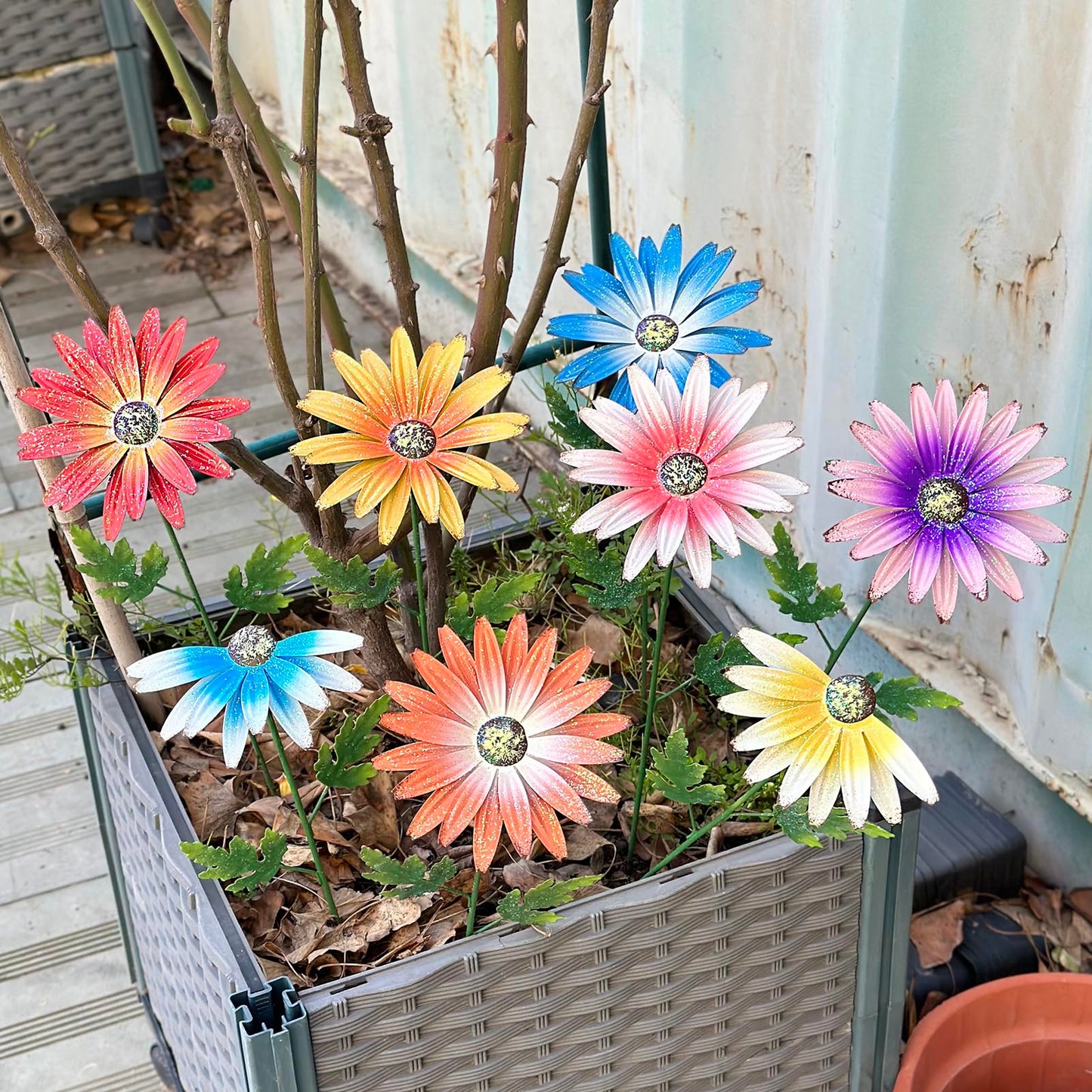 WKHOMEDECO Metal Flowers for Outside, 8 Pack Decorative Garden Stakes with Spring Design, 16.5 Inch Handmade Iron Outdoor Metal Garden Decor, Flickering Daisy Yard Art for Patio Lawn