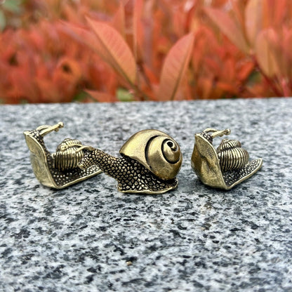XYLIBLLA 3Pcs Brass Snail Statue Decor, Retro Mini Copper Snail Statue Home Decoration for Living Room and Desk, Outdoor Pond Garden Lawn Decor Landscaping,Landscape Animal Statue