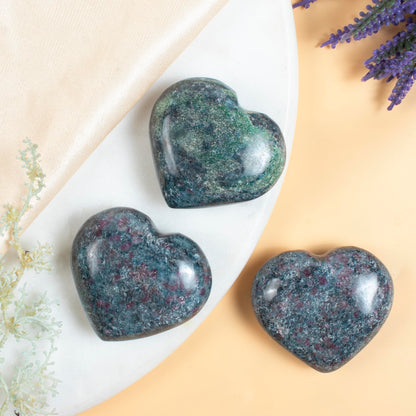 Crocon 50mm Ruby Kyanite Heart Stone Big Heart Shape Puff Stones Set 450+ Carats Pocket Crystal Healing Tumble Collection Palm Stone Good Luck Charm Meditation Gift Craft Home Decor