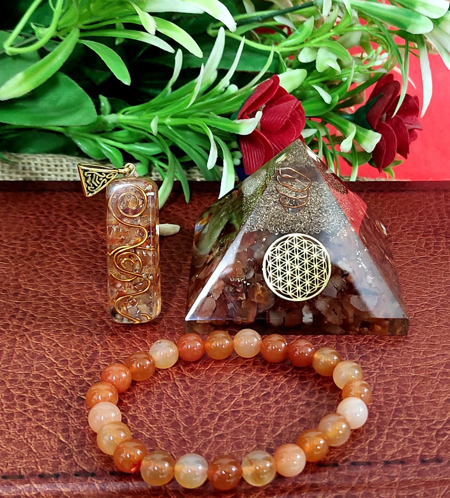 Sawcart Carnelian Crystal Orgone Pyramid with Flower of Life Symbol, Stone Bracelet & Orgone Pendant Necklace Kit for Aura Cleansing, Reiki Spiritual Healing, Energy Generator, Yoga Meditation