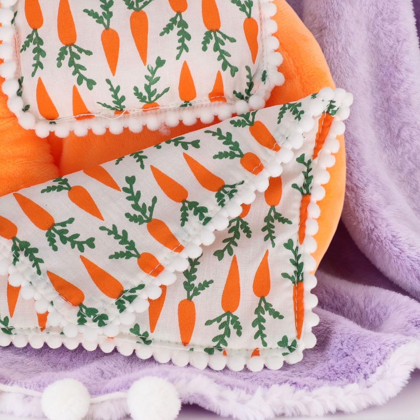 Mini Bed Sofa for 17cm/6.69in Doll, Cute Small Crib Bed Doll Quilt and Pillow Soft Furniture Bedroom Accessory Collectors Toy DIY Decoration Display Gifts(Orange Carrot)