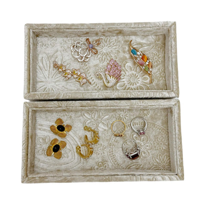 AgentMoon 2 Piece Set Sunglass or Jewelry Temporary Storage Tray. Stackable Velour Wrap Tray for Watch iPhone Earring etc. Bedside Makeup Accessories Organizer. 20 x 10 x 3cm. (Embossed Beige)