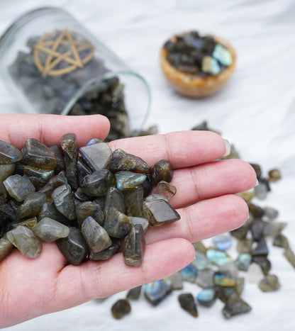 ZAICUS Labradorite Crystal Chips Bulk Gemstone Healing Crystal Natural Irregular Shaped Crushed Stone Reik Healing Tumbled Chips Crystal Chips for Witchcraft & Jewelry Making Home Decoration 1 Lb