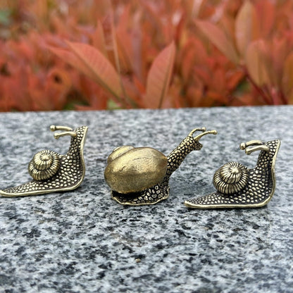 XYLIBLLA 3Pcs Brass Snail Statue Decor, Retro Mini Copper Snail Statue Home Decoration for Living Room and Desk, Outdoor Pond Garden Lawn Decor Landscaping,Landscape Animal Statue