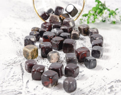 Crocon 1LB rhodonite garnet tumbled stones and Crystals bulk 2000+ Carats Natural Crystal Kit for Reiki Healing Crystals Polished Tumble Stones Chakra Balancing Reiki Gift Home Decor DIY crafts