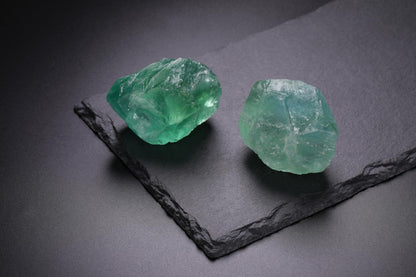 Jovivi 2pcs Raw Green Fluorite Crystals,Large 1.6-2.2" Healing Crystals Natural Rough Stones Crystal for Tumbling, Cabbing, Home Decoration, Polishing, Wicca & Reiki