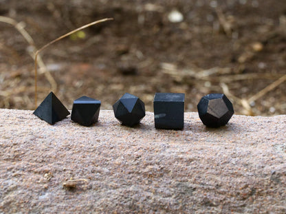 Crocon Black Tourmaline 5Pcs Platonic Solids Crystal Geometry Set, Platonic Solids Sacred Geometric Stones for Meditation Reiki Balancing Healing Chakra Stone Cleansing Spiritual Good Luck (15-20 mm)