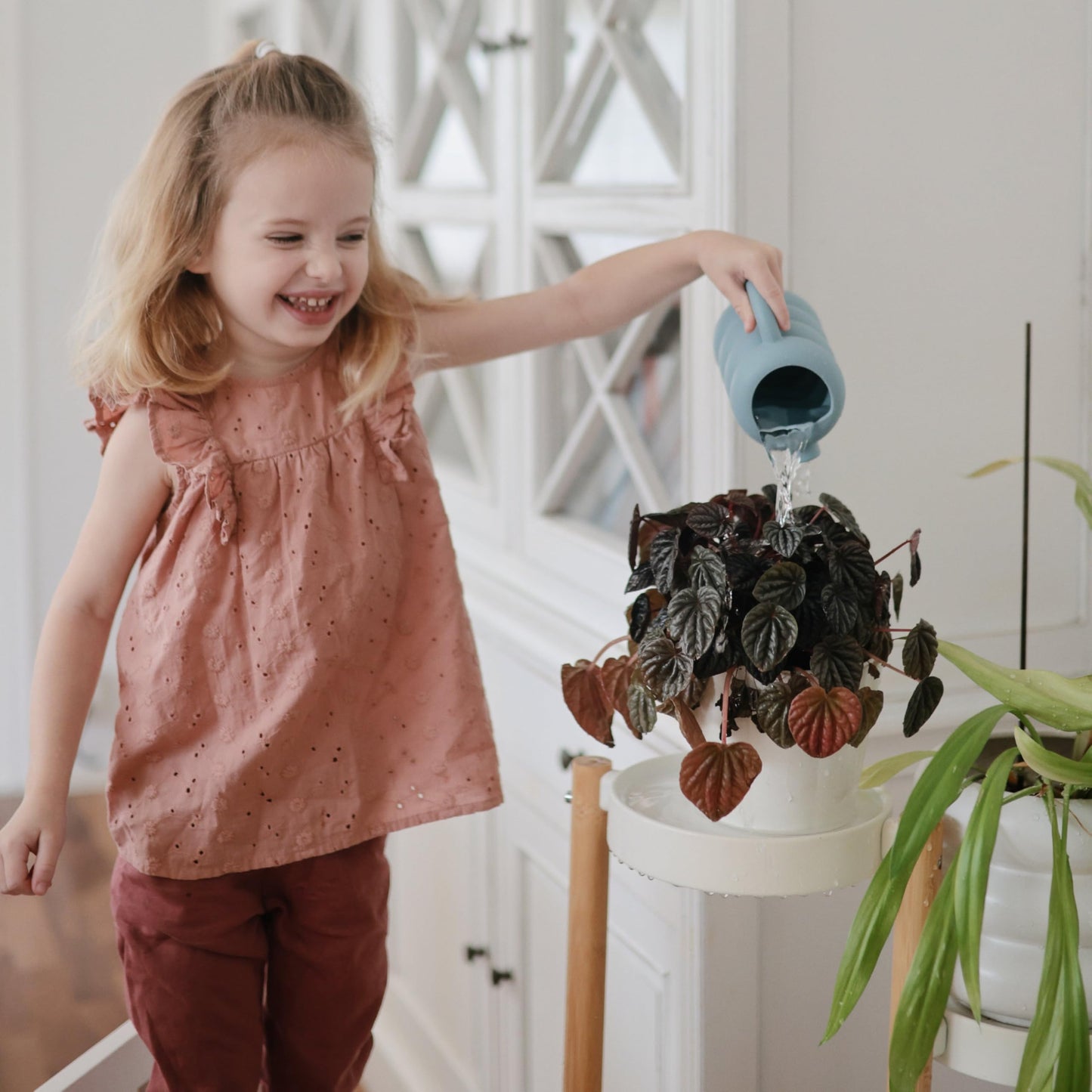 mushie Silicone Watering Can | Bath and Outdoor Play for Toddlers 10 Months+ (Vanilla Confetti)
