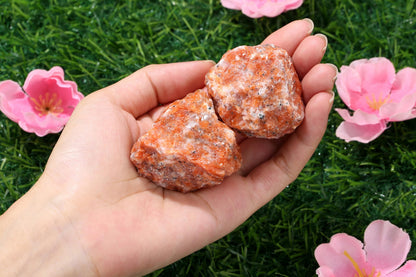 QINJIEJIE Sunstone 2PCS Raw Crystals 1.8-2.2'' Natural Crystals Healing Stones Bulk Large Stones for Tumbling Cabbing Fountain Rocks Polishing Handmade Gifts