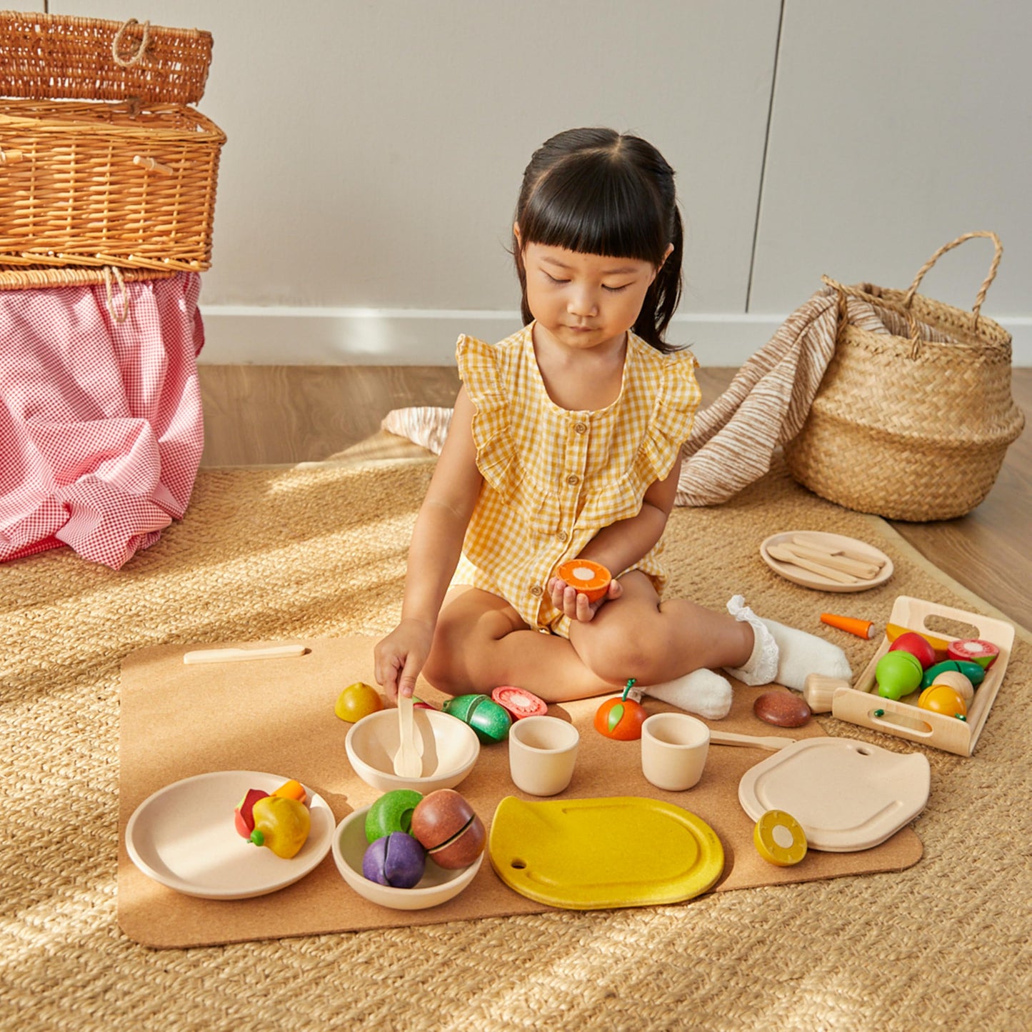 PlanToys® Wooden Assorted Vegetable Set | Montessori Play Food for Toddlers | Includes Tomato, Mushroom, Shallot, Bell Pepper & Cucumber with Tray & Knife | Eco-Friendly Pretend Cooking & Roleplay Toy