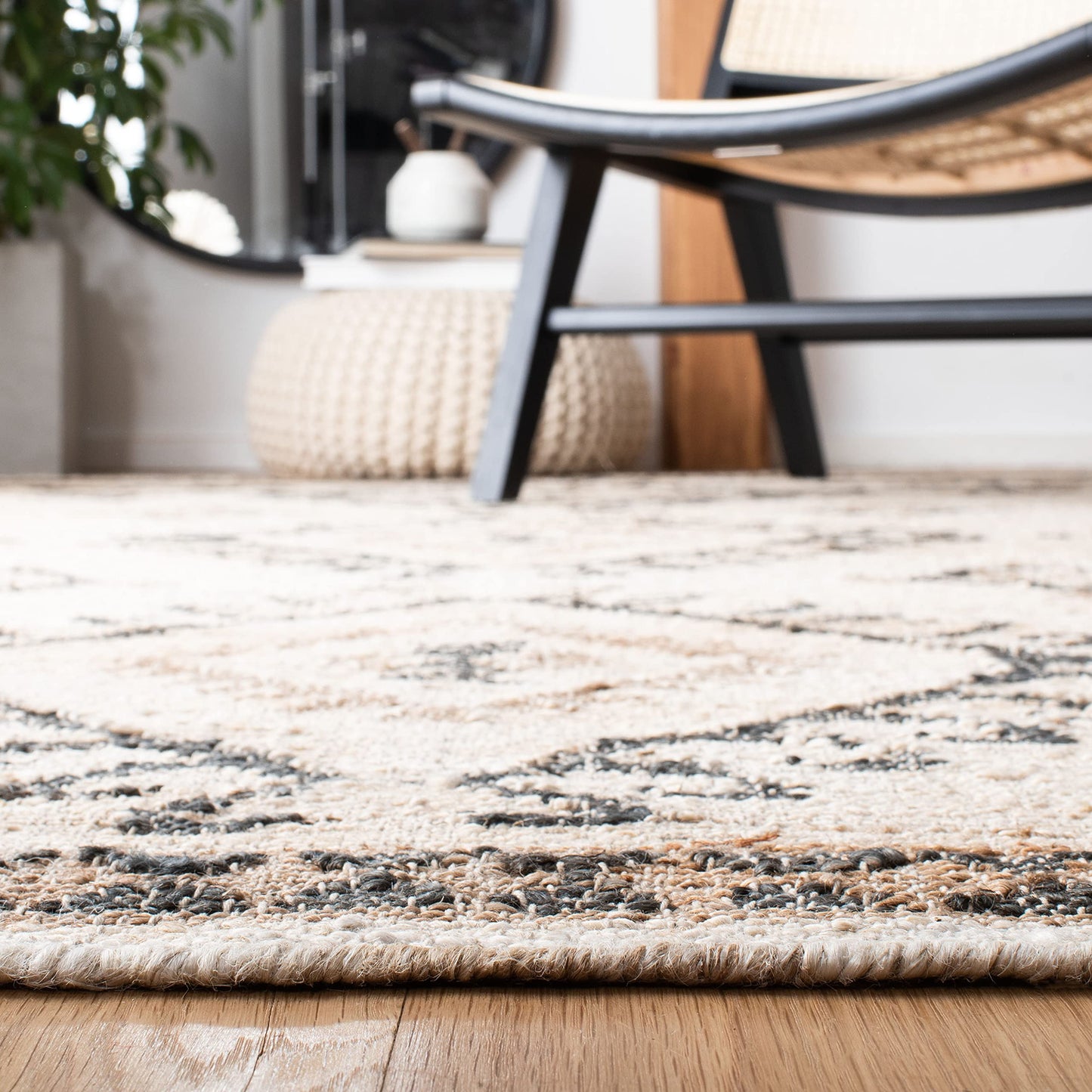 SAFAVIEH Kilim Collection Area Rug - 5' x 8', Ivory & Black, Handmade Flat Weave Jute, Ideal for High Traffic Areas in Living Room, Bedroom (KLM762A)