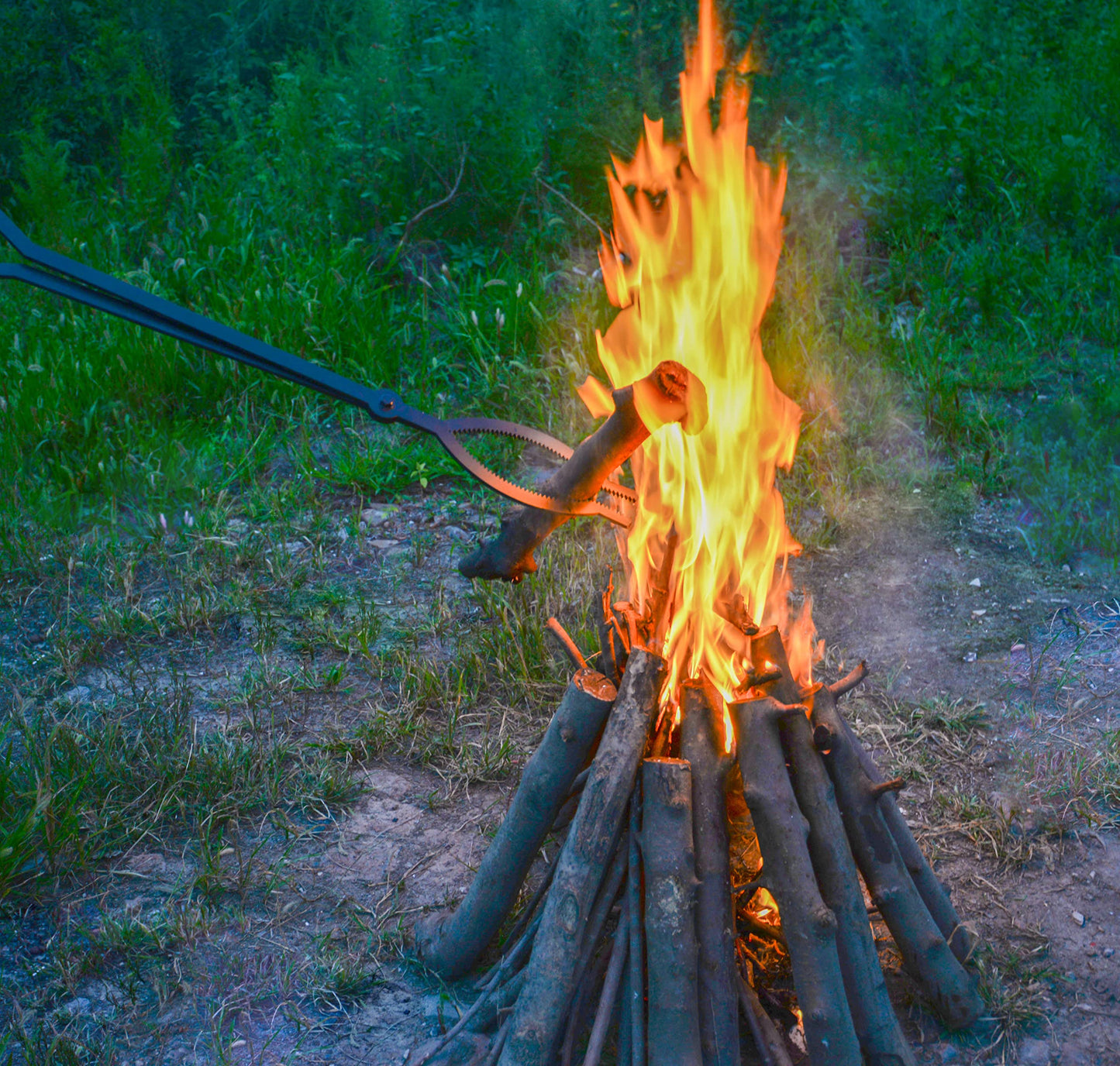 CKLT 40in Heavy Duty Fire Tongs Firewood Grabber Tool with Scissor Shape Serrated, Log Claw Tongs for Bonfire Campfire Fire Pit Outdoor Indoor Log Grabber Rustproof Safely Moves Firewood