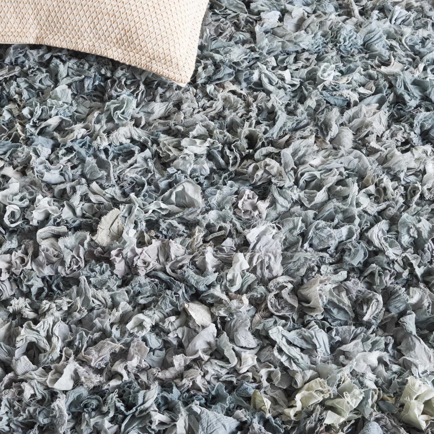 SAFAVIEH Rio Shag Collection Accent Rug - 3' x 5', Light Grey, Handmade Decorative, 3.5-inch Thick Ideal for High Traffic Areas in Entryway, Living Room, Bedroom (SG951J)