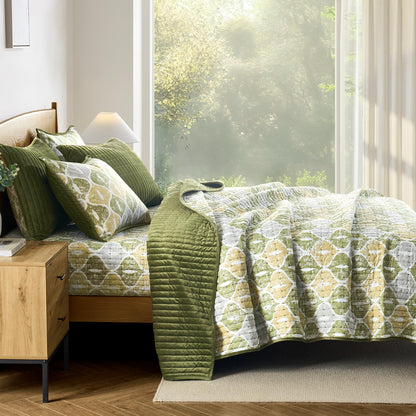 Wonderful King Quilt Set, Cotton Reversible Lightweight Comforter, Striped Channel Stitch Green Velvet Bedding with Ogee Printed, Breathable & Comfortable, Suitable for All Season Bedroom Use,106"x94"