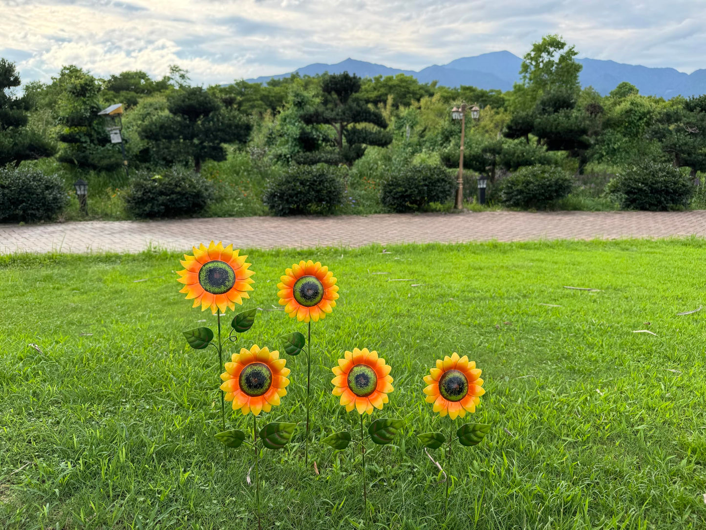 Metal Sunflower Garden Stakes Outdoor Decor – 5 PCS Decorative Yard Art Flowers with Shaking Head,Weather Resistant Sunflower Yard Decorations for Lawn, Patio, Flower Bed & Pathway