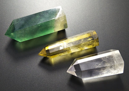 Set of 3 Natural Crystal Wands – Clear Quartz, Citrine (Yellow Quartz) & Fluorite, Faceted & Pointed Energy Wands for Reiki, Chakra Meditation, Crystal Healing, Crystal Decor & Home Décor