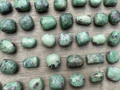 GAF TREASURES 5 Pcs Ruby Fuchsite Tumbled Stones, Polished Natural Gemstone, Healing Crystals